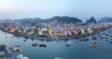 Phấn khích nhìn thấy hồ bơi khách sạn, cậu bé lao qua cửa kính, bị thương nặng